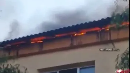 Un bloc din Vrancea, cuprins de flăcări. Şapte apartamente au fost distruse