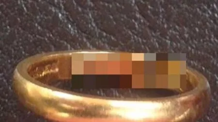 Şi-a dat verigheta jos după 18 ani. Când a văzut ce era scris pe interiorul ei a avut un ŞOC