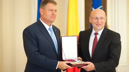 Klaus Iohannis l-a decorat pe Ştefan Hell, laureat al premiului Nobel