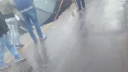 Imagini de coşmar în Bihor. O maşină a căzut într-o groapă VIDEO