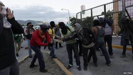 Proteste violente la un an de la dispariţia a 43 de studenţi în Mexic