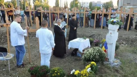 Protest de amploare pe terenul pentru moschee.  Peste 200 de oameni au înfipt 500 de cruci