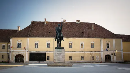 Fostă reşedinţă a lui Mihai Viteazul, restaurată după ce ani de zile a stat în paragină