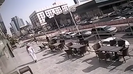 L-a apucat Dumnezeu de picior. Un bărbat scapă cu viaţă după ce o OGLINDĂ URIAŞĂ i-a căzut în cap VIDEO
