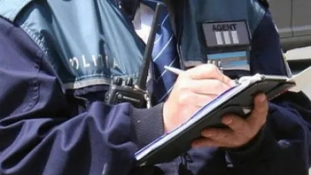 Poliţişti falşi din Iaşi arestaţi în timp ce jefuiau copii pe stradă în miezul zilei