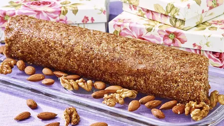 REŢETA ZILEI: Salam de biscuiţi cu nuci şi migdale