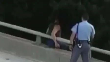 Îmbrăţişarea care a emoţionat America. Un sinucigaş a fost salvat de un poliţist VIDEO