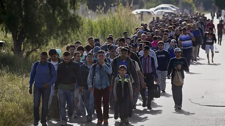 CRIZA IMIGRANŢILOR. Pe Insula Lesbos au mai sosit 8.500 de imigranţi. Grecia îi ajută să ajungă în Europa