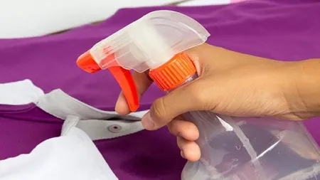 Uită de fierul de călcat. Spray-ul miraculos care îndepărtează cutele de pe haine