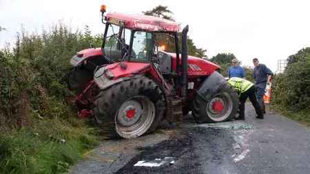 Un tractorist MORT DE BEAT s-a urcat peste o maşină, apoi a mers la culcare