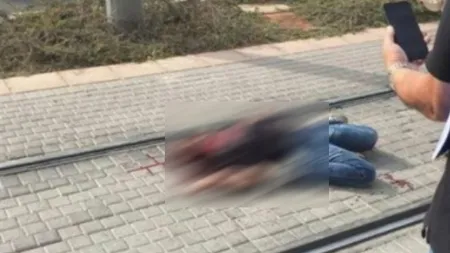 Imagini ŞOCANTE. Un copil palestinian ciuruit de gloanţe în Israel, lăsat să sângereze pe caldarâm VIDEO