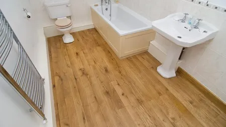 AMENAJĂRI INTERIOARE. De ce să-ţi pui parchet laminat în camera de baie