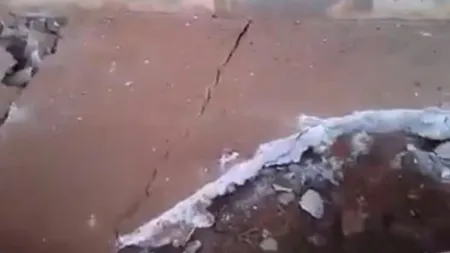 Surpriză de proporţii a unor muncitori care dărâmau o casă. Ce au găsit sub ciment i-a lăsat mască VIDEO