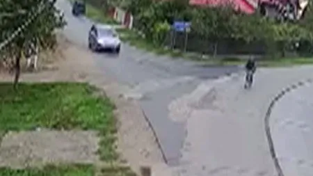 ACCIDENT în Dâmboviţa. O poştăriţă pe bicicletă, lovită în plin de o şoferiţă neatentă VIDEO