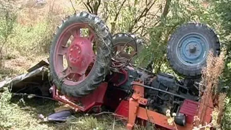 TRACTORISTA NOROCOSĂ. O femeie a scăpat cu viaţă după ce a căzut cu tractorul într-o râpă de 10 m