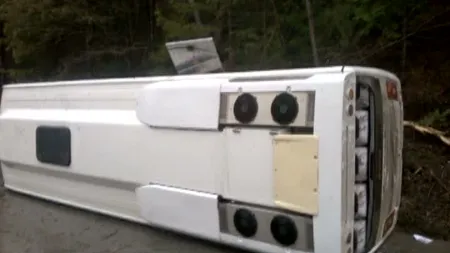 Un autocar cu muncitori s-a răsturnat într-un şanţ. Patru persoane au fost rănite