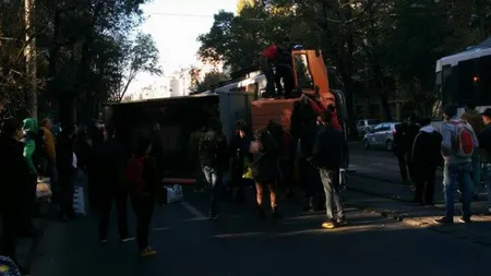 Accident grav în Capitală: Tramvaiul 41 a fost lovit o autobasculantă. UPDATE