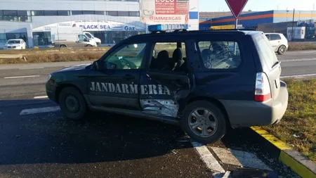 Accident la Iaşi. O maşină plină cu jandarmi a intrat într-un alt autoturism VIDEO