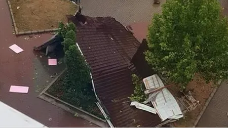 Vântul a smuls acoperişul de pe un BLOC NOU din Zalău FOTO