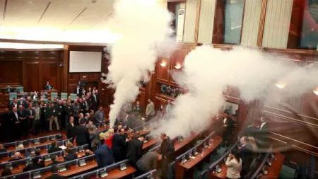 Opoziţia din Kosovo a blocat lucrările Parlamentului cu gaze lacrimogene