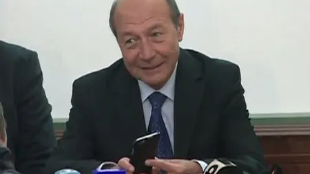 Traian Băsescu, asaltat de mesaje şi telefoane după ce şi-a făcut numărul public: 