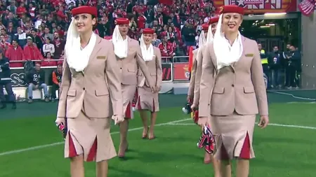 Delir pe stadion. Stewardesele au făcut instructaj la 65.000 de spectatori VIDEO