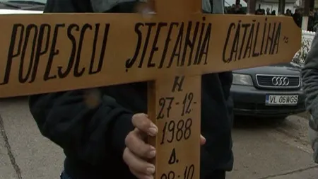 Durere fără margini. Preotul a leşinat la înmormântarea soţiei sale, omorâtă de un minor, în accident VIDEO