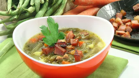 REŢETĂ de sezon: Ciorbă de fasole verde cu costiţă afumată