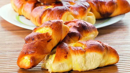 REŢETA ZILEI: Cornuri cu brânză dulce