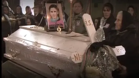IMAGINI CUTREMURĂTOARE. Mama şi cele două fiice ucise de tatăl lor au fost ÎNMORMÂNTATE VIDEO