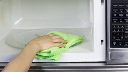 Cum să cureţi cuptorul cu microunde în doar cinci minute