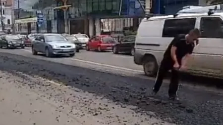 Dorel a făcut-o lată şi la Cluj. A acoperit liniile de tramvai cu asfalt VIDEO