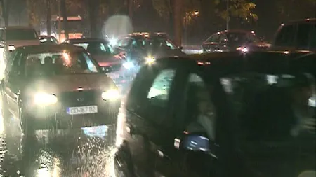 Prăpăd în trafic, sute de maşini blocate. Capitala a fost paralizată din cauza ploii