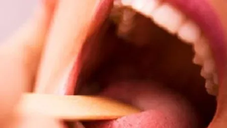Ai gâtul inflamat? Amestecul bătrânesc care te va vindeca în doar 2 ore