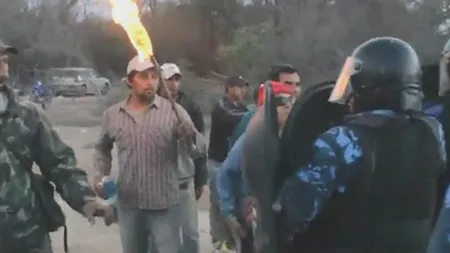 Poliţişti INCENDIAŢI de protestatari, în Argentina VIDEO