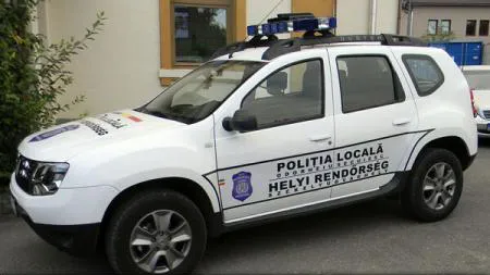 Maşina Poliţiei Locale Odorheiu Secuiesc, inscripţionată în română şi maghiară, în urma somaţiei prefectului