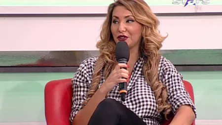 Fără sutien, în diret la tv: 
