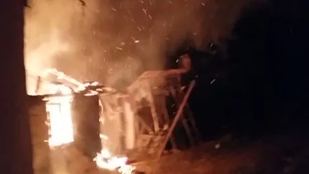 Un incendiu a lăsat fără acoperiş deasupra capului o familie din Buzău VIDEO