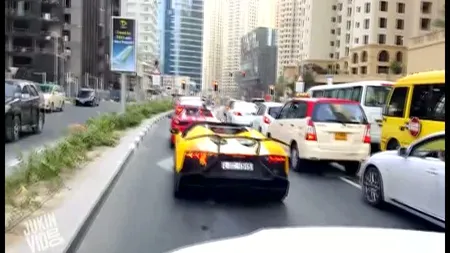 Un Lamborghini de sute de mii de euro, în flăcări la semafor. Imaginile nu mai au nevoie de cuvinte VIDEO