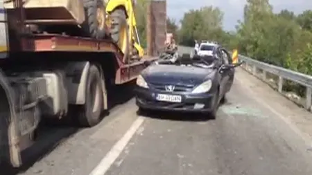 Accident îngrozitor în Argeş. O maşină a fost decapotată de un excavator VIDEO