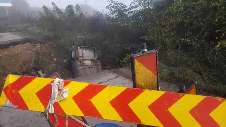 Accident incredibil în Bihor. O maşină a căzut într-o groapă de 4 metri, aflată în mijlocul şoselei FOTO