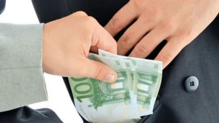 Doi angajaţi ai CJ Caraş Severin, arestaţi preventiv pentru luare de mită