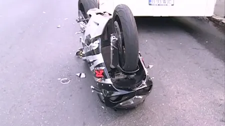 Accident pe Bulevardul Kiseleff din Bucureşti. Un motociclist s-a lovit de un autobuz VIDEO