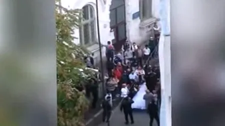 Nuntă în mijlocul străzii în zona Universitate din Capitală. Locuitorii au sunat la Poliţie VIDEO