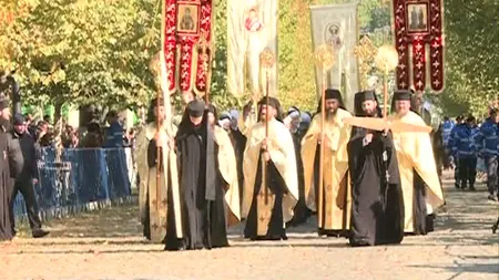 Sute de oameni la cel mai important pelerinaj din Bucureşti. Moaştele a şase sfinţi, depuse la Patriarhie