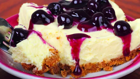 Reţeta zilei: Prăjitură cu brânză şi dulceaţă de afine. Se face uşor şi este DELICIOASĂ