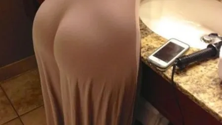A depăşit orice limită a decenţei. Ea este femeia cu cea mai mulată rochie din lume FOTO SEXY