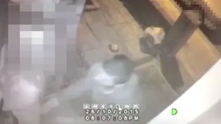 Moment de groază pentru o tânără după ce a fost abuzată sexual chiar în faţa uşii. Totul a fost filmat VIDEO