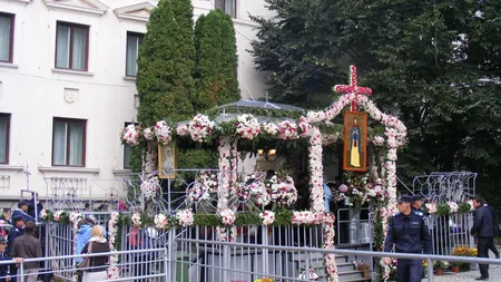 O sută de mii de credincioşi s-au închinat deja la moaştele Sfintei Parascheva, la Iaşi. Timpul de aşteptare ajunge la opt ore