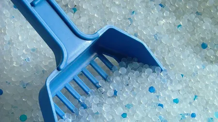 A umplut o şosetă cu silicat pentru pisici, a pus-o în maşină, iar rezultatele au fost uimitoare VIDEO